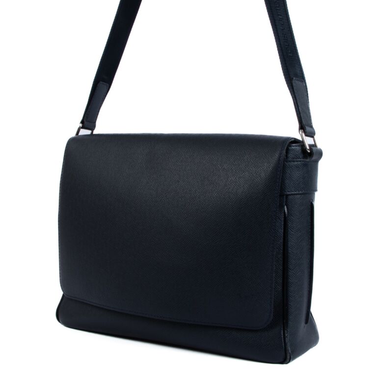 Louis vuitton best sale taiga messenger bag