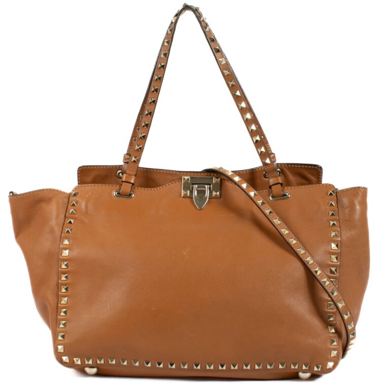トートバッグ VALENTINO GARAVANI Camel Leather Medium Alltime Handbag Valentino Garavani Camel Leather Medium Rockstud Tote Bag