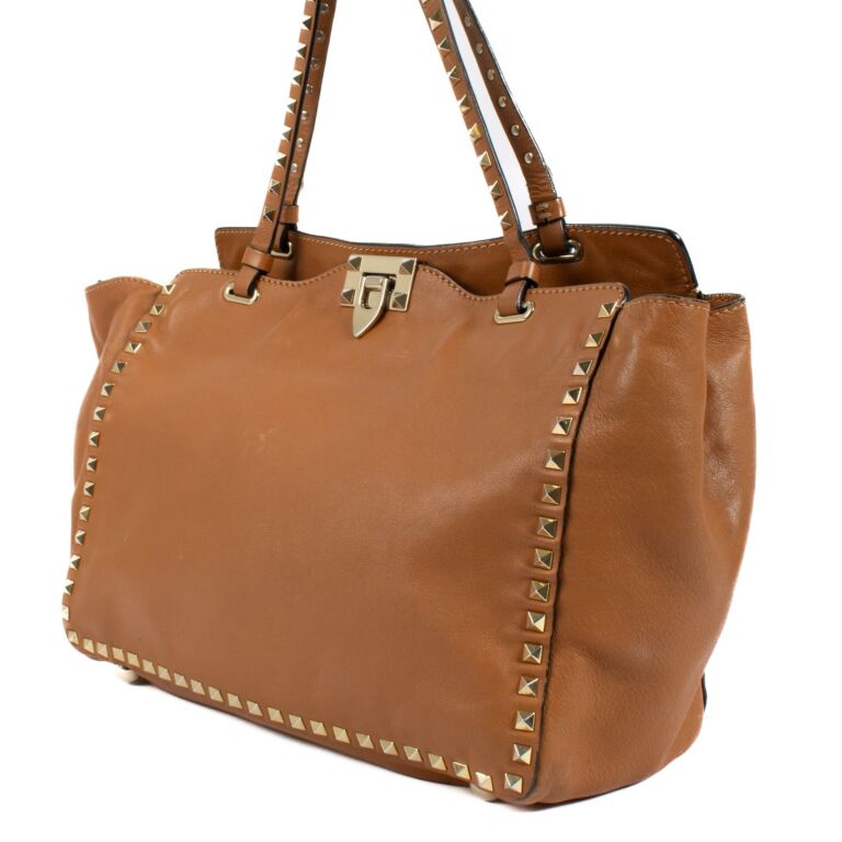 【関税&送料込】Valentino Garavani Camel Leather Medium Allt Valentino Garavani Camel Leather Medium Rockstud Tote Bag
