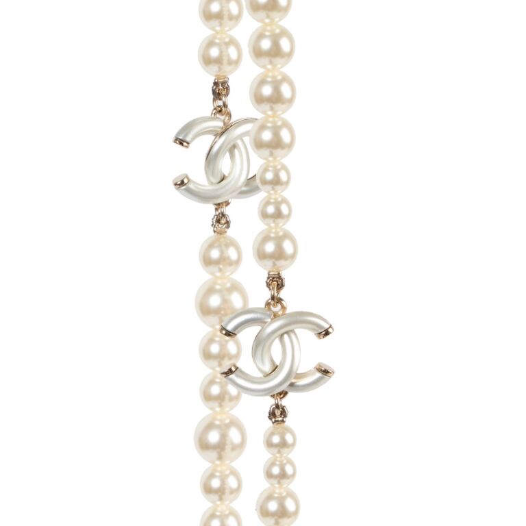 Chanel pearl necklace molly's sale game