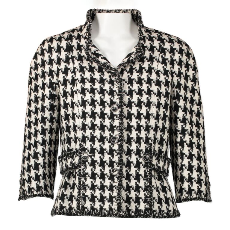 La petite veste noire tweed jacket Chanel White size 38 FR in Tweed -  28412569