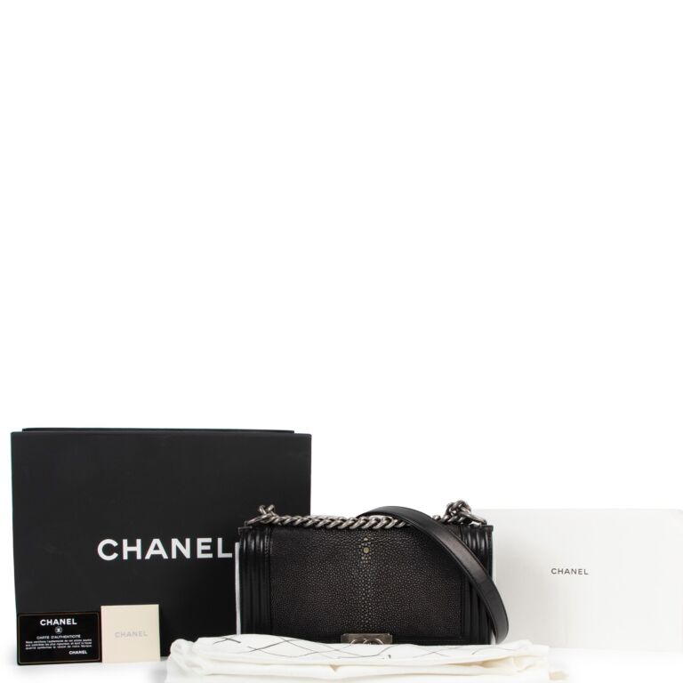 Chanel Medium Boy Galuchat wide strap Cream Leather ref.152983 - Joli Closet