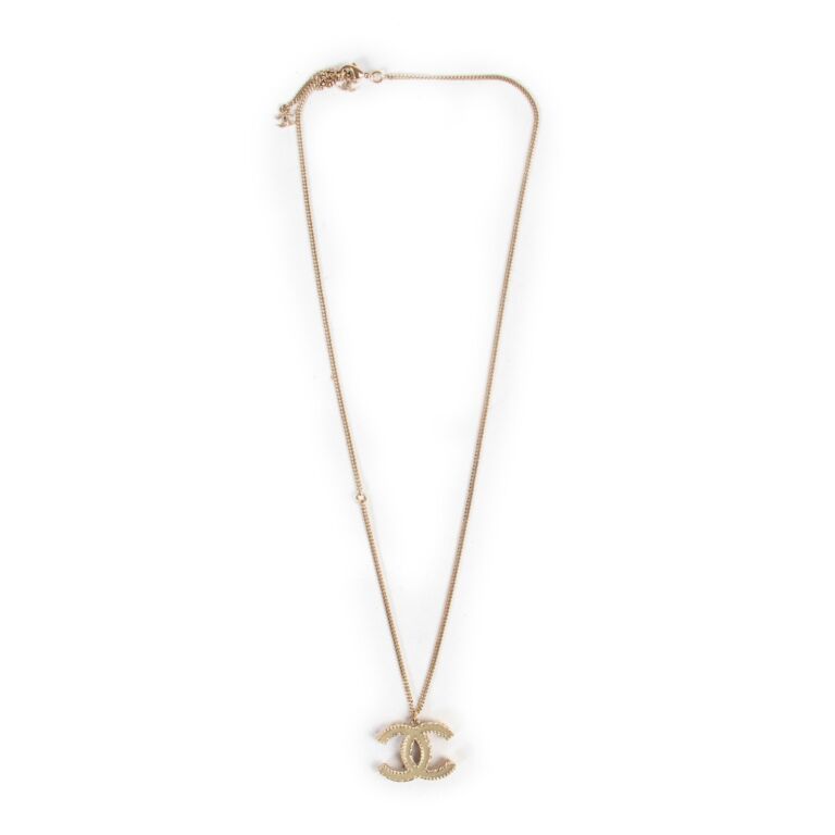 Chanel Gold Interlocking CC Necklace ○ Labellov ○ Buy and Sell