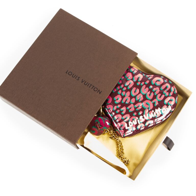 LOUIS VUITTON-Leopard Heart-shaped Coin Purse Pink Vernis Leather Wristlet  – alostoura