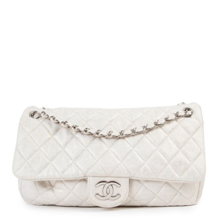 Chanel quilted bag discount white