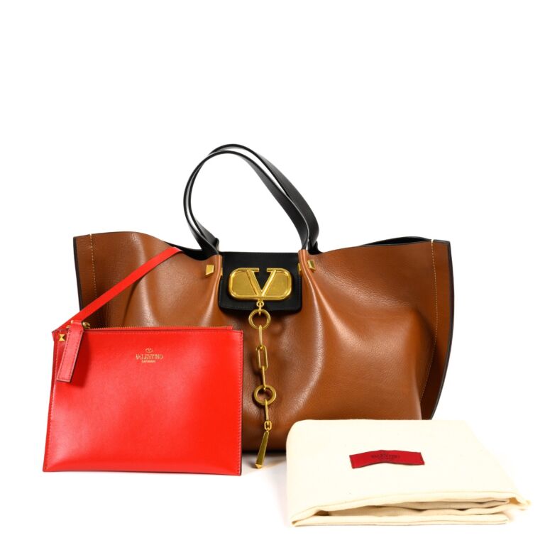 Valentino vlogo hot sale escape bag