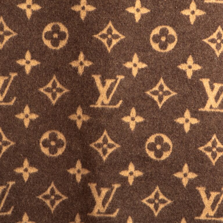 Shop Louis Vuitton Neo monogram blanket (M70439) by SkyNS