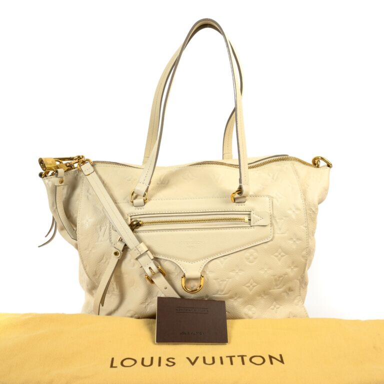 What's in my bag: Louis Vuitton Lumineuse pm 