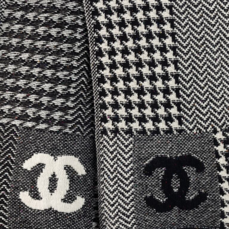 Black and white cashmere scarf 2025