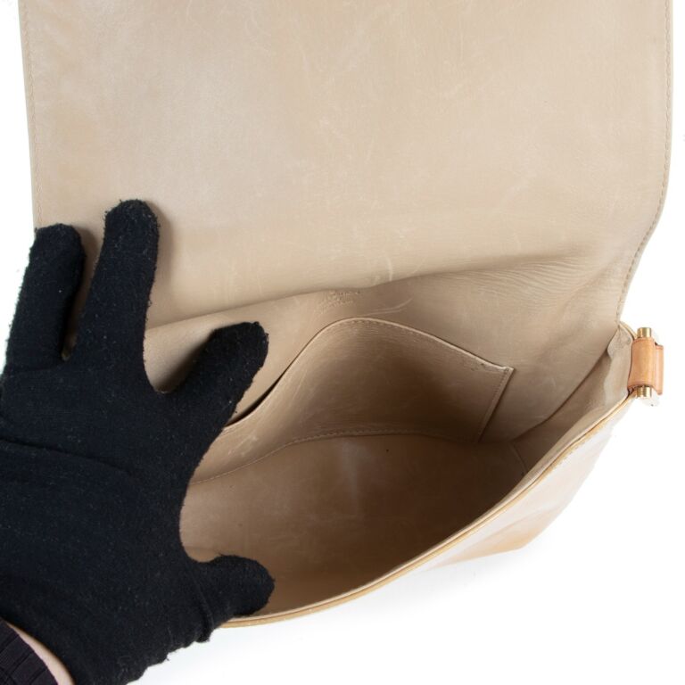 Louis Vuitton Beige Monogram Vernis Thompson Street