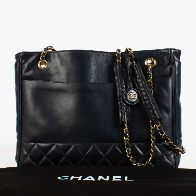 CHANEL　　VINTAGE　made in ITALY Vintage Chanel Patent leather tote made in Italy between