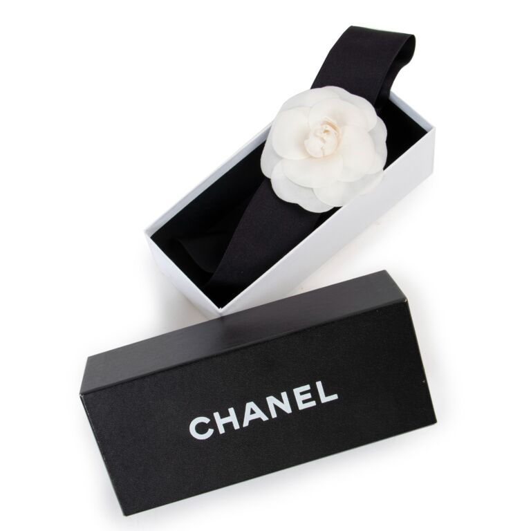 CHANELフリルリストバンド Chanel Black Satin White Camellia Headband ○ Labellov