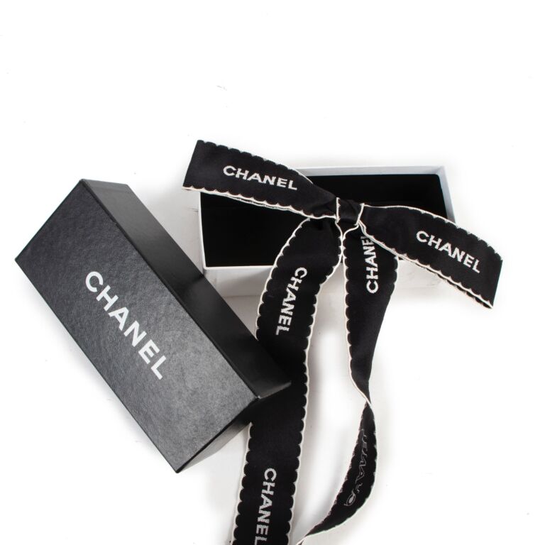 Chanel 2010 brooch in black enamel with black jet and clear round beads -  DOWNTOWN UPTOWN Genève