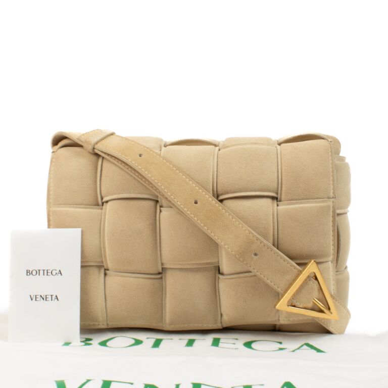 送料無料◆2025新品  Bottega Bag Cassette Padded Suede Porridge Veneta 小物