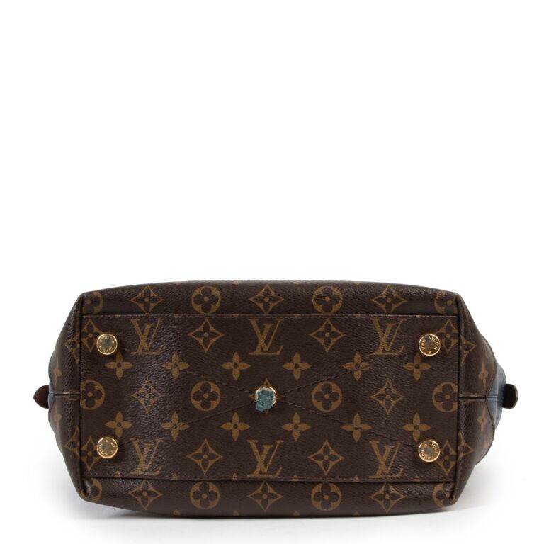 Sold at Auction: Louis Vuitton, Louis Vuitton - Exotique Monogram Ostrich  Python Majestueux - MM Bag