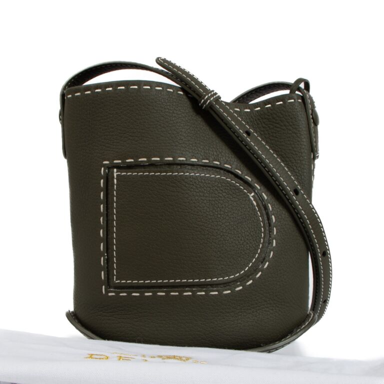 人気【DELVAUX】Pin Mini Bucket Surpique in Taurillon Soft Delvaux Denim Blue Taurillon Soft Pin Mini Bucket Surpiqué