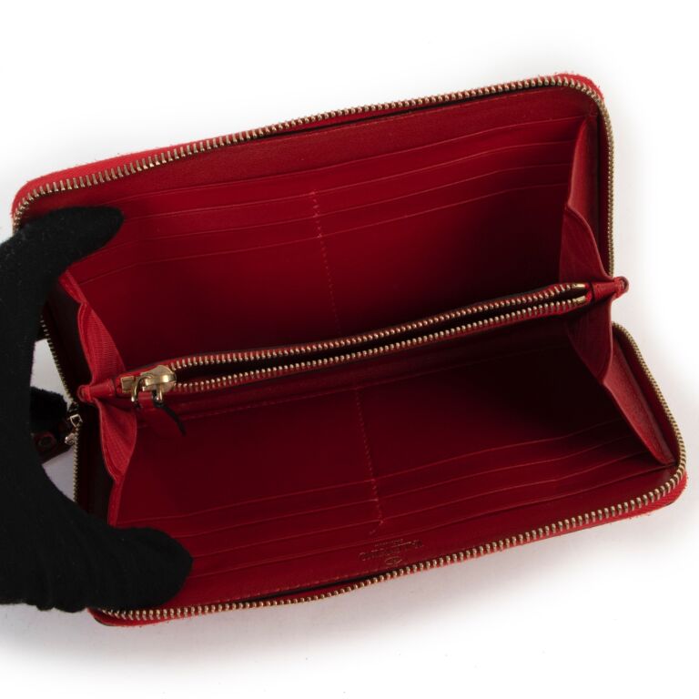 Valentino Garavani Red Rockstud Zipped Wallet ○ Labellov