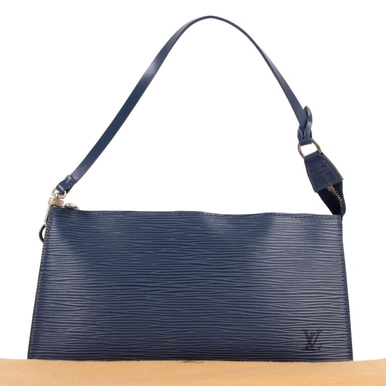 Second Hand Louis Vuitton Myrtille Blue Epi Leather Pochette