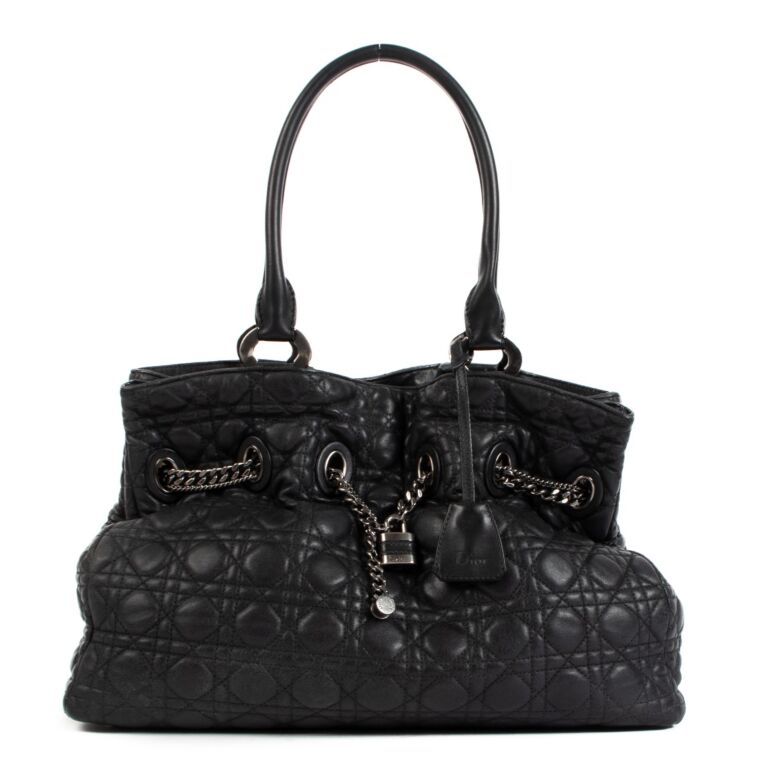 Kalinga Ashok Lady Dior Voyageur Long Wallet Price Fashion Louis Vuitton Bags 2020 Milan Italy September 2020 Woman