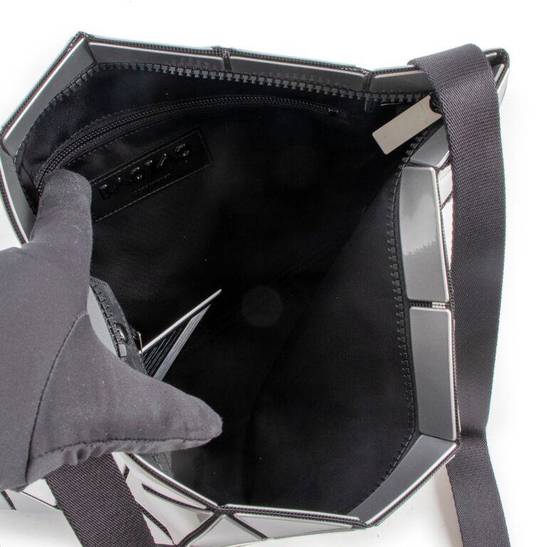 BAOBAO ISSEY MIYAKE メッセンジャーバッグ シルバー Issey Miyake BaoBao Metallic Silver Crossbody ○ Labellov
