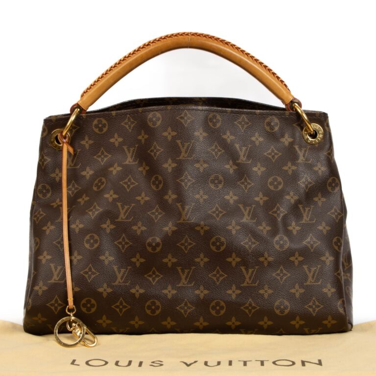 Louis vuitton large shoulder deals bag