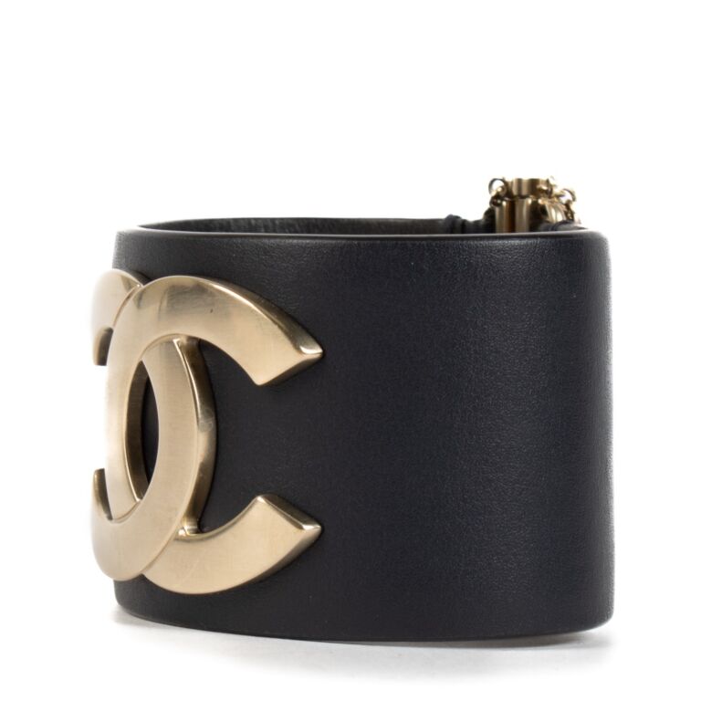手首にまとう輝き♪【CHANEL】Cuff l & Diamantes Cuff - Metal, resin & diamantés, gold, black & crystal
