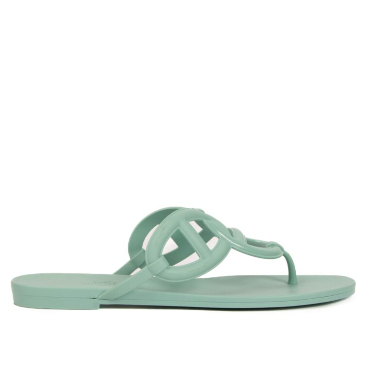 40 store size sandals