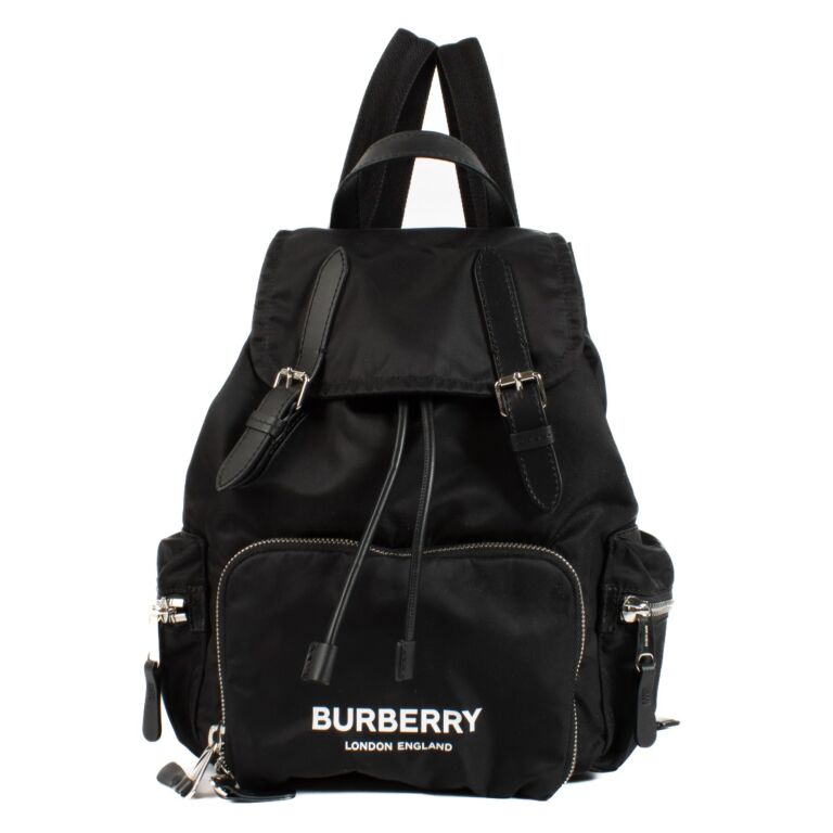 数々の賞を受賞 Burberry Black Labellov ○ Backpack Rucksack Logo Econyl バッグ