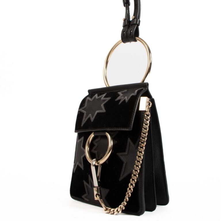 【関税込み】Chloe ブラック スモール Bracelet バッグ Chloé Small Bracelet Hobo Bag In Grained Leather in Black