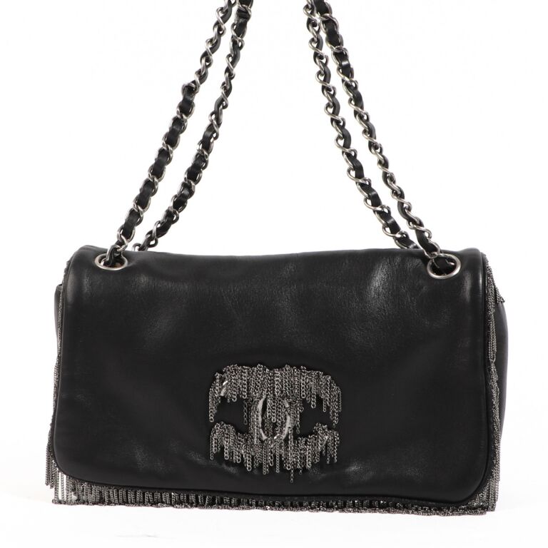 Chanel black bag hotsell with black chain