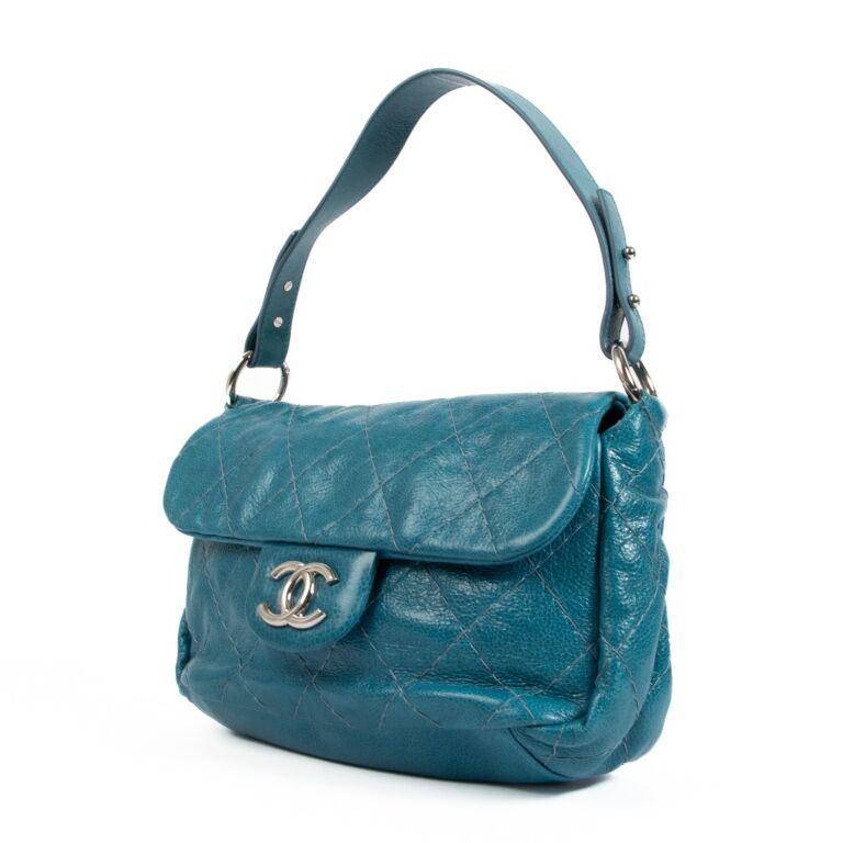 Chanel on store the road flap