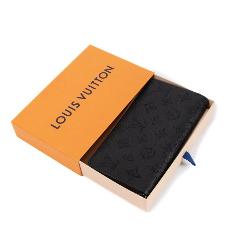 Louis Vuitton Black Mahina Leather Zippy Wallet ○ Labellov ○ Buy