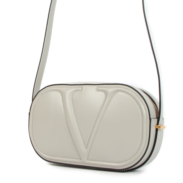 VALENTINO Vロコ シクネチャ ロコ 刺繍 クロスホティハック Valentino Garavani Grey V Logo Stitch Bag ○ Labellov ○ Buy
