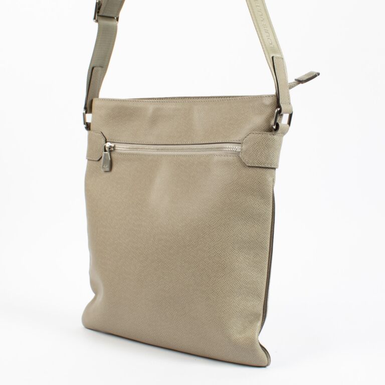 バッグ Louis Vuitton TaigaEclipseMessenger ll09469_louis_vuitton_black_sh
