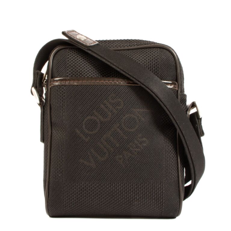 Louis vuitton cross body 2025 black