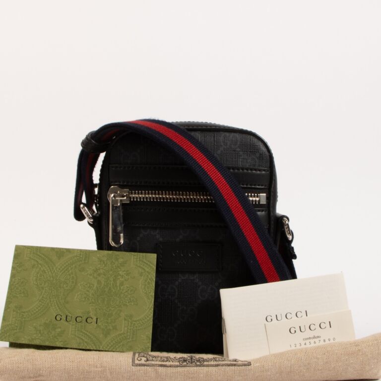 Gucci GG Supreme Messenger Bag ○ Labellov ○ Buy and Sell