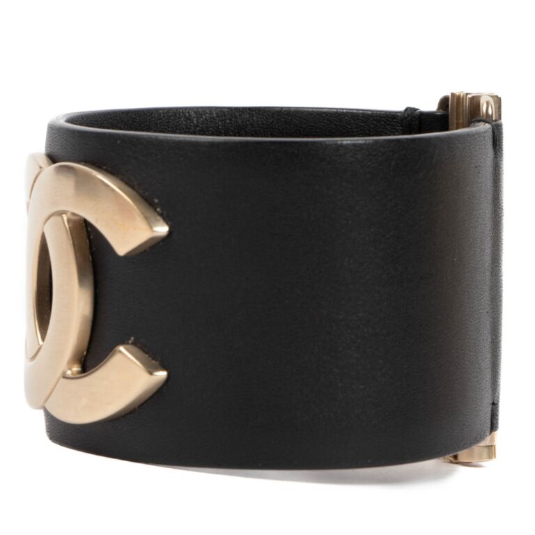 Chanel 18C Black Leather CC Cuff Bracelet Size L Labellov