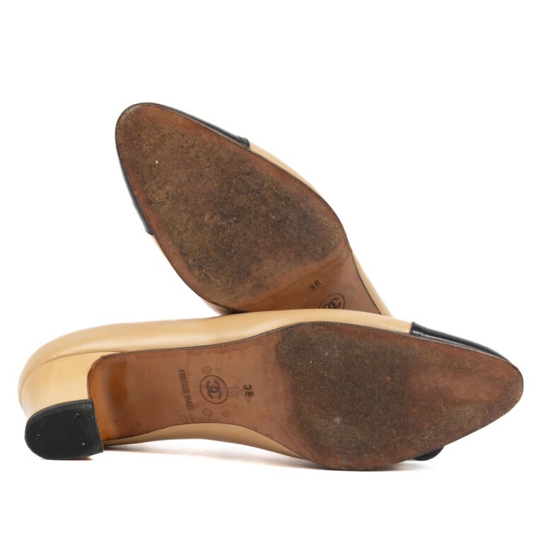美品　CHANEL　ベージュエナメル　22.5 　 ハイヒール 8.5 Chanel Vintage Beige Two-Tone Pumps - size 38 ○ Labellov