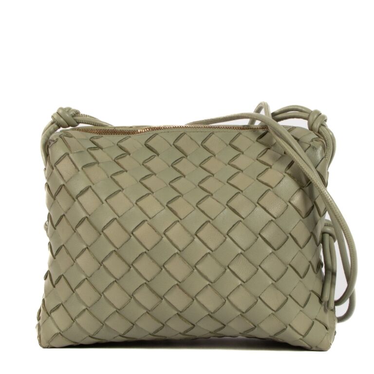 小物 BOTTEGA VENETA Bottega Veneta - Teen Metallic Green Pouch | Mitchell Stores