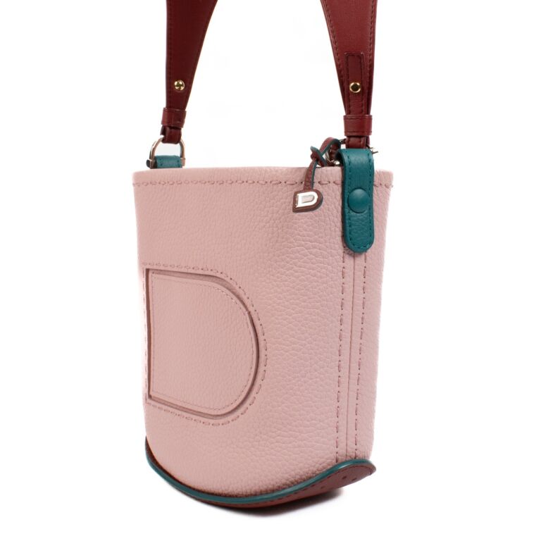 人気【DELVAUX】Pin Mini Bucket Enlaced in Taurillon Soft 4X5-PIN.jpg?w=3072&fm=jpeg&q=100