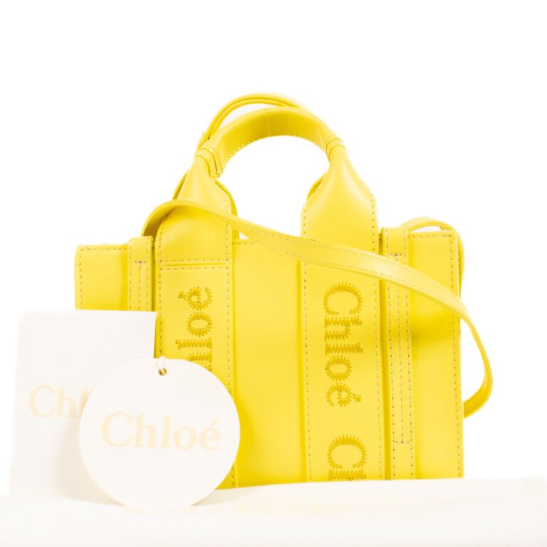 【Chloe】Mini Woody Rubber Bag Chloé Mini Woody Tote Bag In Linen & Leather in Shiny grey