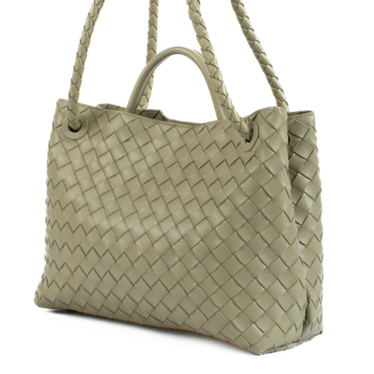 【BOTTEGA VENETA】MEDIUM ANDIAMO BAG Bottega Veneta Medium Andiamo Intrecciato Leather Top-Handle