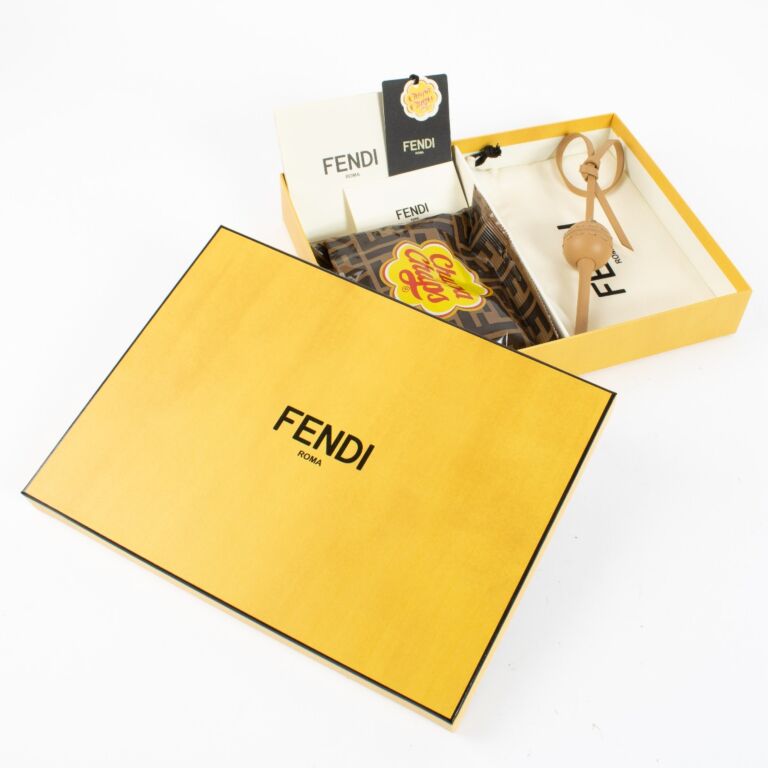 【新品】FENDI x Chupa Chups ロリポップホルダー チャーム フェンディ × チュッパチャプス レザー素材のロリポップホルダー