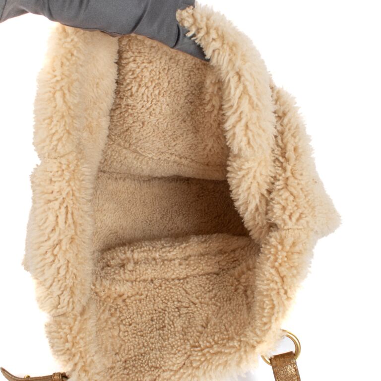 【SALE】 ◆MIUMIU◆ Shearling Tote bag トートバッグ Miu Miu Beige Shearling Bag ○ Labellov ○ Buy and Sell