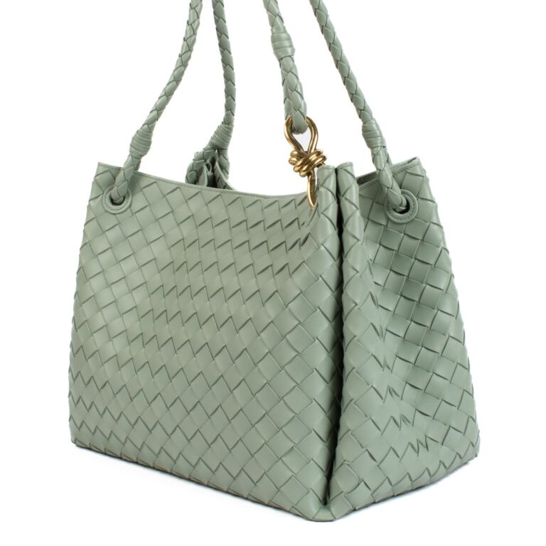 【BOTTEEGA VENETA】LARGE PARACHUTE パラシュート ハンドバッグ Bottega Veneta Large Parachute Bag in Lunar & Muse Brass | FWRD