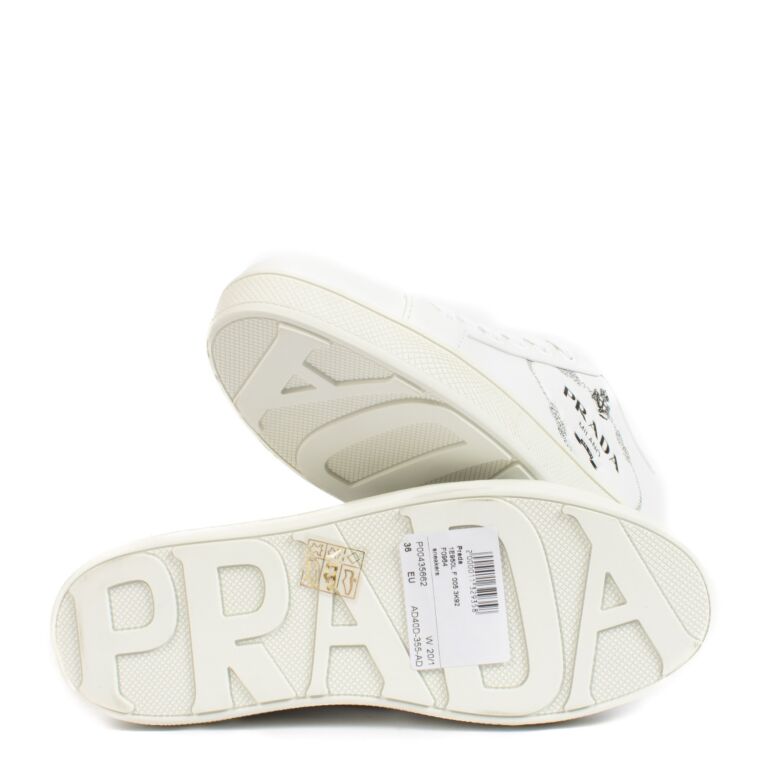 プラダ　PRADA⭕️ローカット　レザースニーカー　白　イタリア製　36ハーフ PRADA プラダ ローカットスニーカー ロゴ レザー ホワイト 約26.5cm