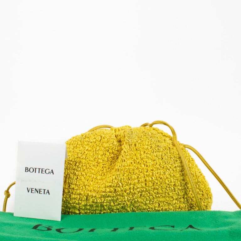 な*み様 BOTTEGA VENETA パルメラート　イエロー 保存袋・カード付 Bottega Veneta Mirabelle Raffia Boucle Mini Pouch ○ Labellov