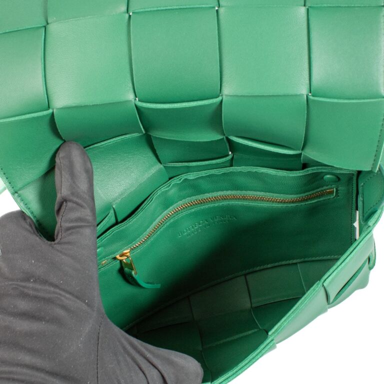 Bottega Veneta Racing Green Cassette Bag ○ Labellov ○ Buy and