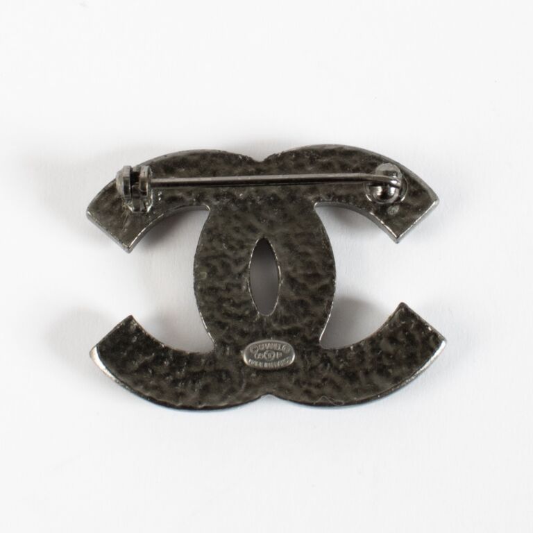 Chanel 08P Black CC Brooch ○ Labellov ○ Buy and Sell Authentic