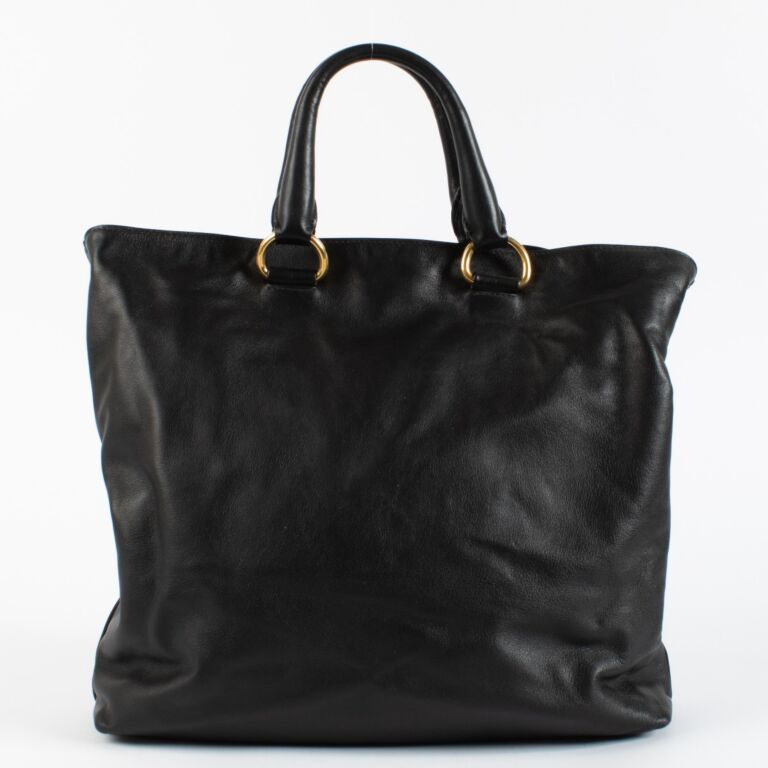 バッグ PRADA leather tote bag black gold Prada Vintage Black Leather & Gold Chain & Zipper Tote Bag